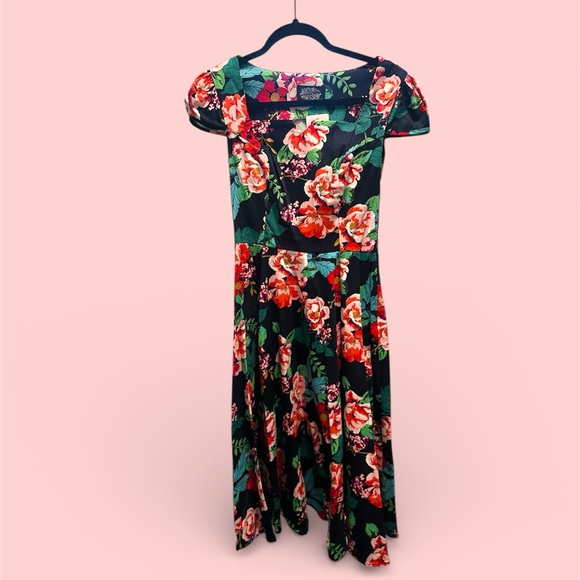 Lucille Tea Dress from Hearts & Roses London - Picture 3 of 11